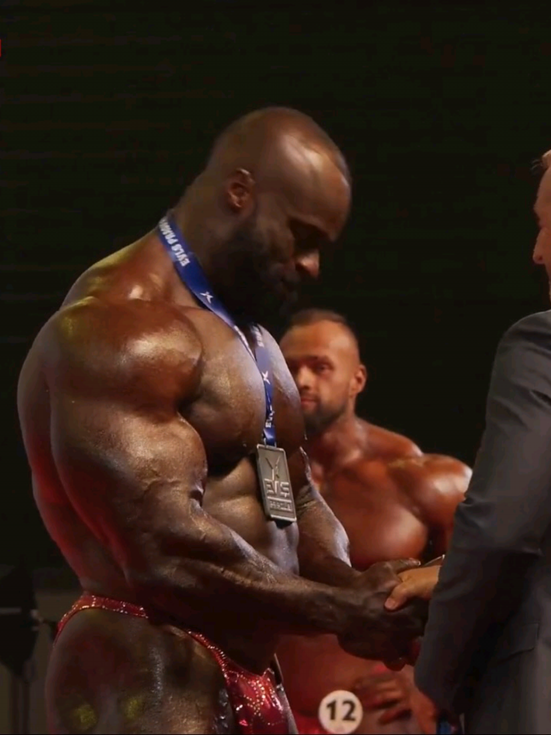 Samson Dauda decepciona no Prague Pro 😔💥 Após ser superado por Martin Fitzwater, o gigante mostra sinais de queda! O que tá acontecendo com o monstro do Olympia? 🏆🔥 #SamsonDauda #Fisiculturismo #PraguePro #MrOlympia #Bodybuilding 