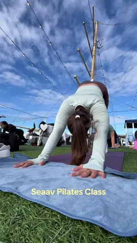 Started my morning the best possible way, with an outdoor yoga class by the water and new workout clothes from @Seaav !! Such an amazing event hosted by @hannah matthy #bostonpilates #pilatesclass #bostonworkoutclass #bostonworkouts 