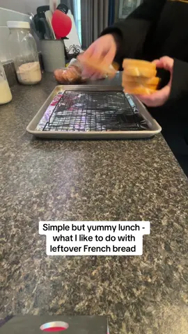 🍕 #simplyimperfect #frenchbreadpizza #easylunch #leftovers 