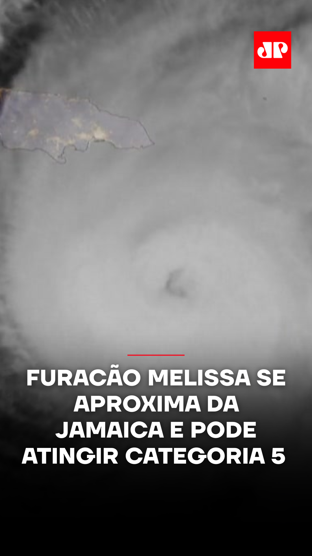 O furacão Melissa ganhou força neste domingo (26) e segue em direção à Jamaica e a outras áreas do Caribe, com alertas de inundações catastróficas e deslizamentos de terra. Já são pelo menos quatro mortes registradas no Haiti e na República Dominicana. Segundo o Centro Nacional de Furacões dos EUA (NHC), Melissa apresenta ventos de até 225 km/h e pode atingir a categoria 5, o nível máximo da escala. O avanço lento da tempestade preocupa meteorologistas, que alertam para o risco de chuvas intensas prolongadas. Algumas regiões podem receber até 1 metro de chuva, o que agrava o risco de enchentes e novos deslizamentos. Autoridades locais pedem que moradores deixem áreas de risco e busquem abrigo imediatamente. 📺 Confira na JP News e Panflix 🎥 Reprodução: CSU/CIRA & NOAA / AFP #Mundo #Natureza #Furacão #Jamaica #JovemPanNews