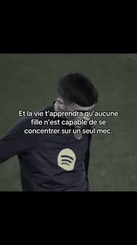 La vie t’apprendra qu’une fille n’est capable de se concentrer sur un seul mec #fyp #footballtiktok #citation 