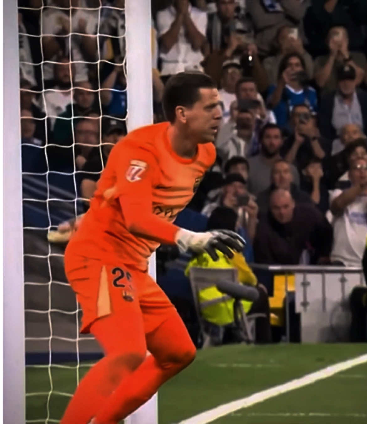 Szczesny can't stand up to Ronaldo…☠️🔥#cristianoronaldo #cr7 #football #mbappe #ronaldo_fans #foryoupage #respect #realmadrid #goat🐐 #fyppppppppppppppppppppppp #tiktok 