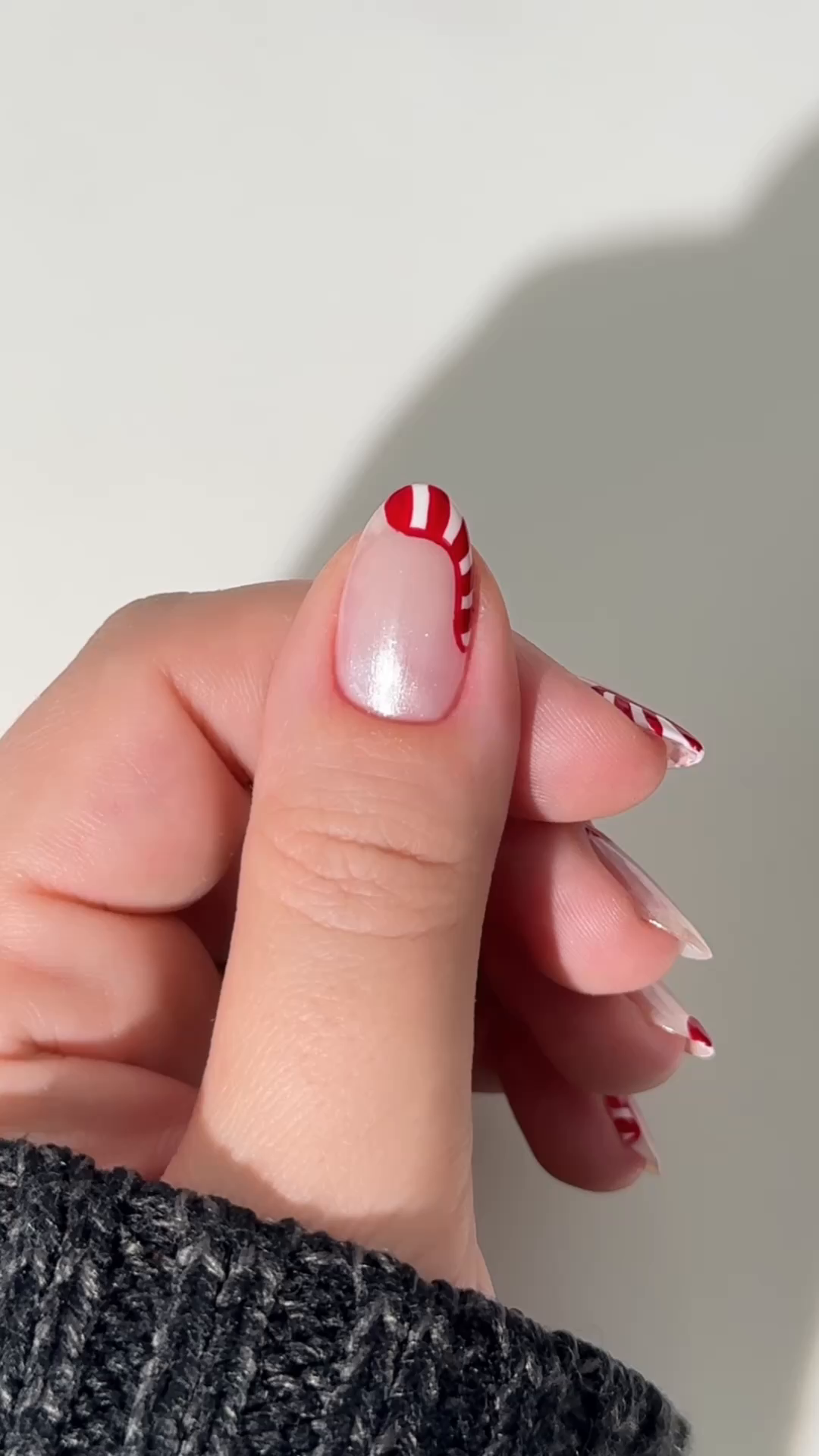 Merry mani mit @essie! ♥️ 🎄 💅 Wenn an Weihnachten nicht alles glänzt - dann eure Maniküre! Heute zeigt euch #essienista @lina_lackiert wie ihr im Handumdrehen diesen festlichen Look mit den gel by essie Lacken auf eure Nägel zaubert! ♥️ #xmasnails #gelbyessie #festivefingertips #weihnachtsnägel #festivemani