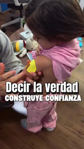 Muchas veces pensamos que proteger a los niños y niñas significa evitarles lo que puede dolerles. Lo hacemos para que no sufran o simplemente, porque no sabemos muy bien cómo acompañar sus emociones. Pero decir la verdad con cariño, empatía y contención es, en realidad, una de las formas más bonitas de cuidar.  Cuando somos sinceros les enseñamos que pueden sentir tristeza, frustración o decepción… y atravesar estas emociones. Les damos herramientas para la vida. Acompañar con honestidad también es una muestra de amor. Porque permitirles afrontar la realidad, con nuestro apoyo y presencia, les ayuda a crecer más seguros, fuertes y resilientes.  ¿Qué opinas tú? 🎥 Vídeo: Gracias por compartir este mensaje tan valioso #Infancia #CrianzaRespetuosa #emociones #amor #resiliencia 
