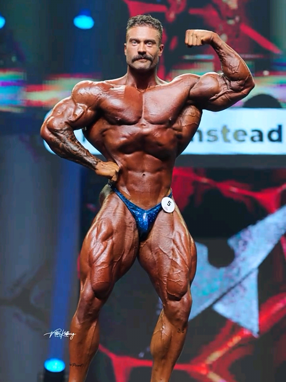 Cbum no Elvs prague pro 🔥♾️ Ele treina como um monstro. Você vai continuar parado?   👇 Siga @draconnis.gym para mais vídeos que vão te botar em movimento. #cbum #bodybuildingmotivation #motivation #bodybuilders #draconnisgym 