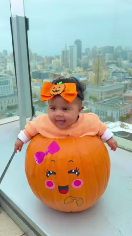 Omg My little pumpkin with a city view 🍂✨🎃 #pumpkinseason #pumpkinpatch #halloween2025🎃 