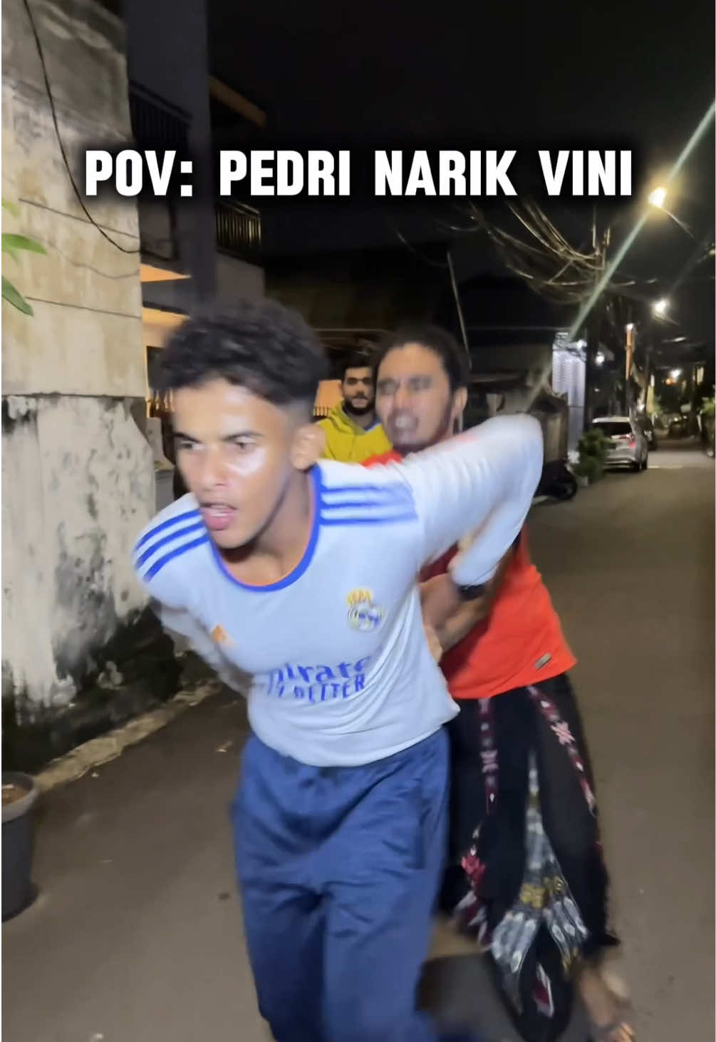 Ente @Pedri González kalo kepengen punya baju Madrid bilang, ngga usah sampe ditarik begitu☺️ @juaddd @habibi nyasar @Ouzman⚡️ 