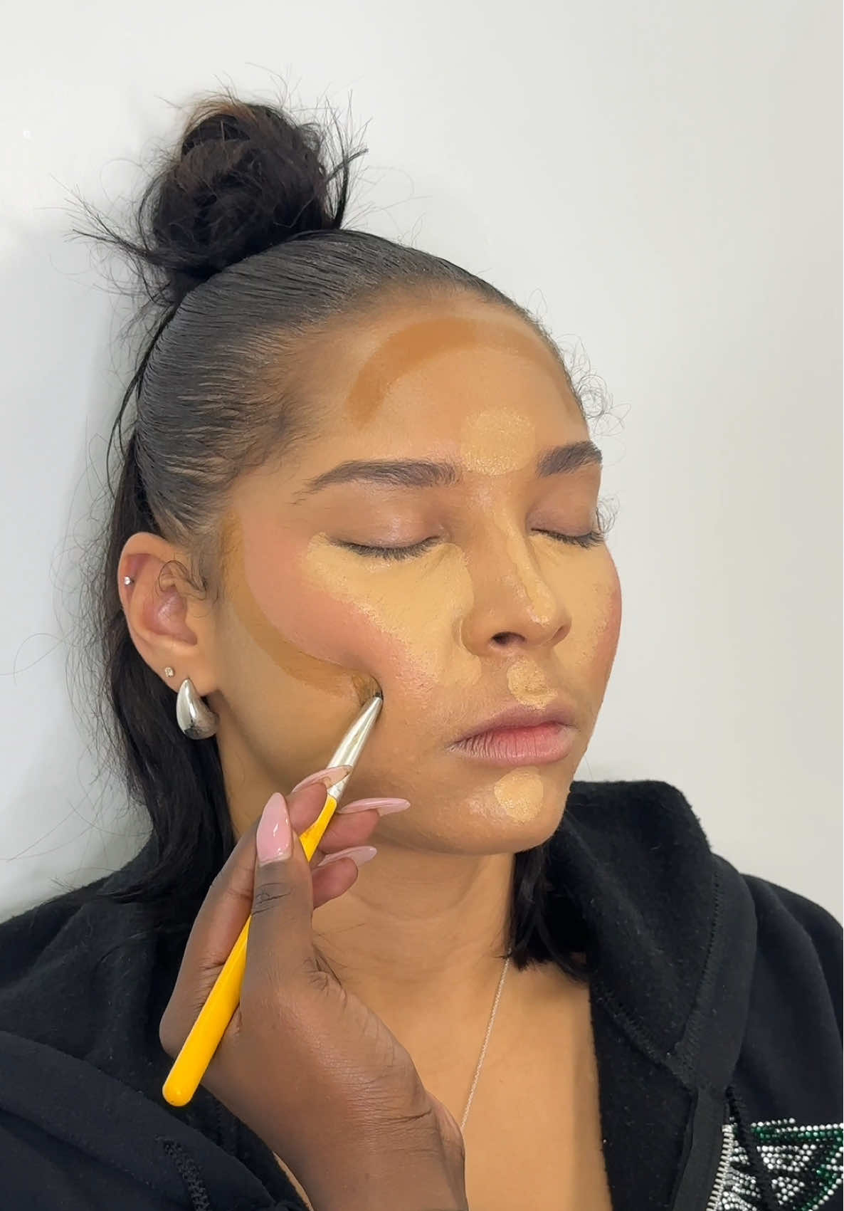 today's 1-on-1 with was sooo bombbb ! 🥰 i absolutely loveee how look this turned out , SO PRETTY!  she did the left side , i did the right & we worked on skin together - you can't even telllll ! 😍  @THEE CHANIZZ 💛 is sooo cuteeee , girl you better go out tonight or something idkkk 😂  click the link in my bio to book with me ✨ #phillymua #makeuptutorial #makeuplessons #fypシ #xyzbca 