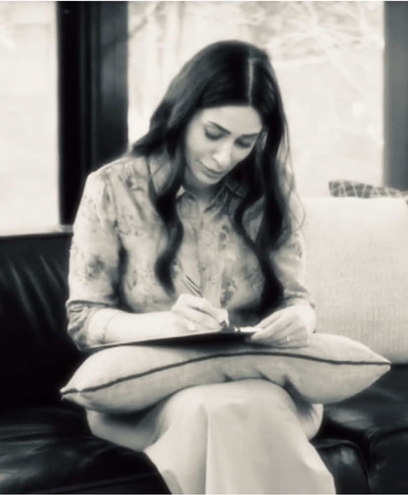 سنة كاملة على خريف القلب، وسنة على نهلة… الشخصية اللي ما كانت عابرة. نهلة كانت الهدوء اللي خلفه وجع، والقوة اللي تخفي حنين كبير. كل تفصيل فيها كان حقيقي، كل نظرة كانت تحكي وجع وسلام بنفس الوقت. ما ننسى كيف علمتنا إن الصمت أحياناً أصدق من الكلام، وإن الطيبة ما تعني الضعف. نهلة خلت القصة تنبض، وخريف القلب يصير أعمق وأدفى. @الهام علي |  Elham Ali  #الهام_علي  #fypシ゚  #خريف_القلب  #اكسبلورexplore  #explore 