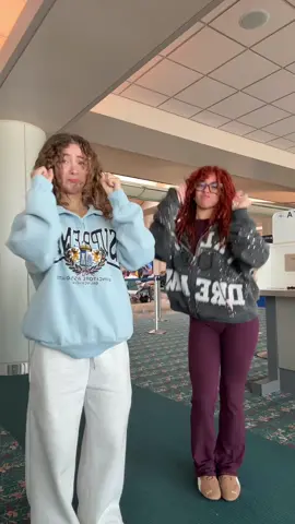 nosotras porque se nos atrasó el vuelo 6 horas :’( @Dakota 