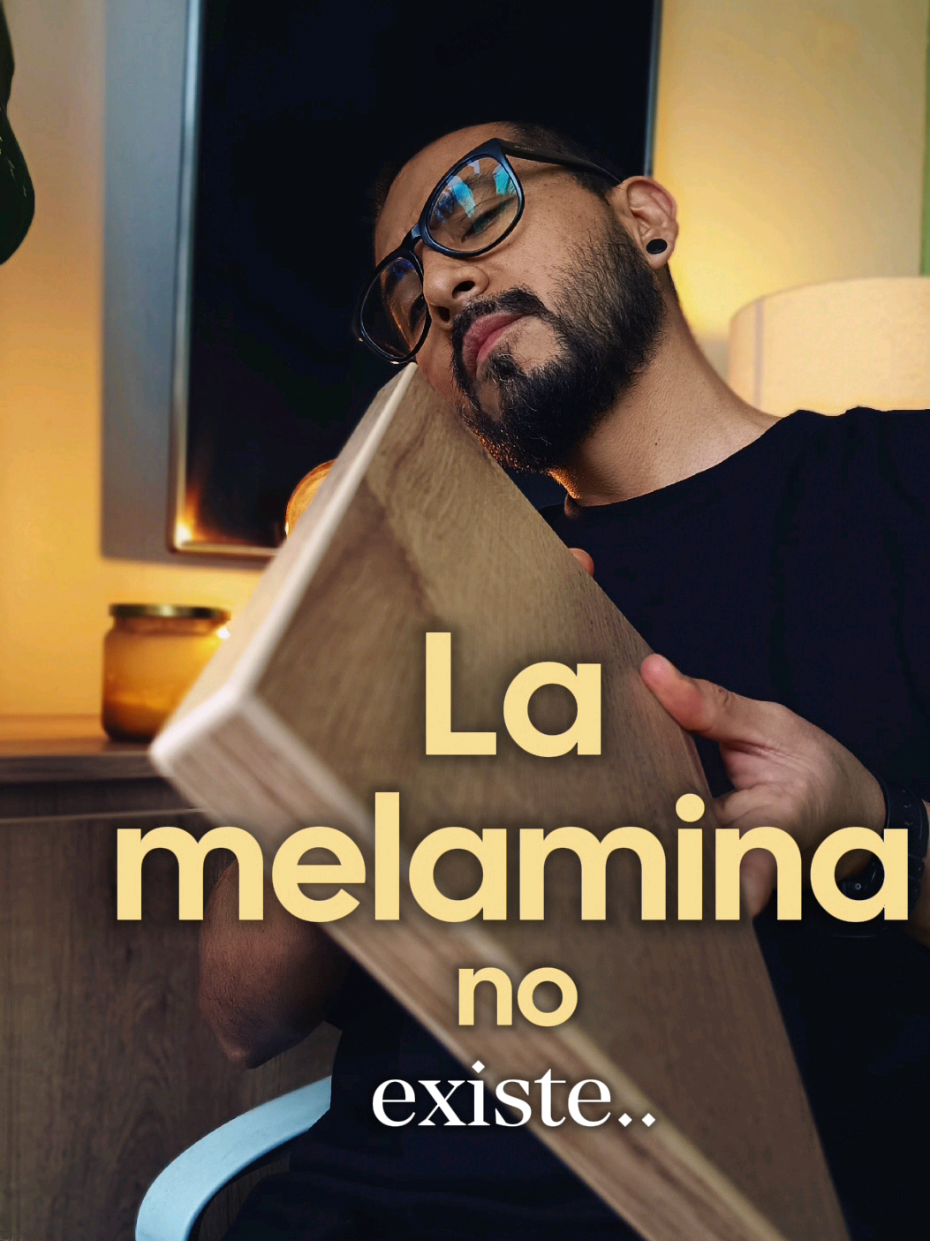 Descubre por qué llamar melamina a todo es uno de los errores más comunes en arquitectura y carpintería. En este video, Mayc tu Coach Materialista, te explica las diferencias reales entre tableros MDP, MDF y HDF, sus versión estándar y RH, y como elegir en panel correcto según tu proyecto. Guarda este video y prepárate para el próximo capítulo, dónde desmontaremos otro mito del diseño. #lamelaminanoexiste #coachmaterialista #arquitecturadeinteriores #diseñointeligente