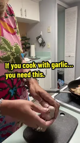 This little garlic tool just saved my chopping board AND my sanity! #cheflife #recipesoftiktok #garlic #kitchengadgets #KitchenHacks 