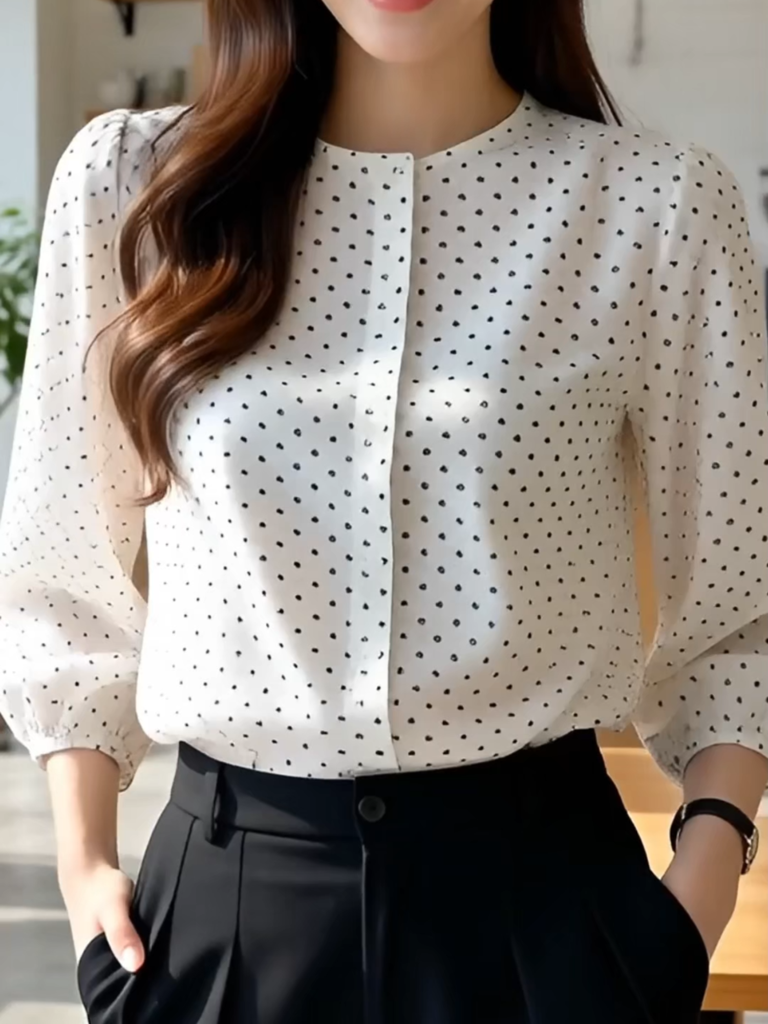 เสื้อเชิ้ตลายจุดแฟชั่นผู้หญิง สไตล์เกาหลีสุดหรู ผ้าซีฟองพลิ้วเบาใส่สบาย เหมาะกับอากาศเมืองไทย ดีไซน์เรียบหรูพร้อมดีเทลกระดุมหน้าและแขนพองเล็กน้อย เพิ่มความละมุนให้ลุคดูนุ่มนวลขึ้น ใส่แล้วดูสุภาพแต่ยังมีสไตล์ จะใส่ไปทำงาน ประชุม หรือคาเฟ่ก็ลงตัวสุดๆ ลายจุดขาวดำขนาดกำลังดี ใส่ง่ายกับทุกลุคและทุกสีผิว เสื้อเชิ้ตตัวนี้เป็นไอเท็มที่ช่วยให้ลุคดูแพงขึ้นทันที เหมาะกับสาวๆ ที่ชอบความเรียบแต่มีดีเทล ใส่แล้วไม่แก่แน่นอน ดูเป็นผู้หญิงอบอุ่นน่ามองมาก #เสื้อเชิ้ตลายจุดผู้หญิง #เสื้อแฟชั่นเกาหลี #เสื้อผ้าสไตล์มินิมอล #เสื้อใส่ทำงานแฟชั่น #เสื้อผ้าผู้หญิงเรียบหรู