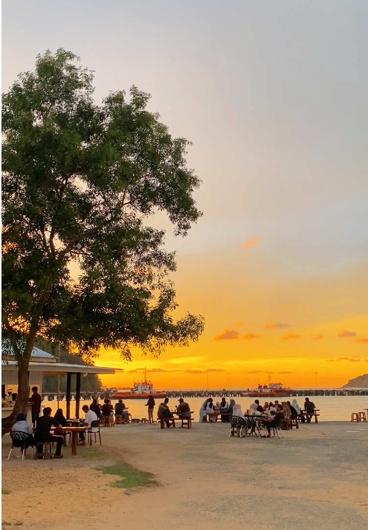 inilah salah satu alasan saya jatuh cinta dengan kota calang😍#teluksenja#tempatviralacehjaya#calang#acehjaya#tempatviral@TELUKSENJA.ID_ 