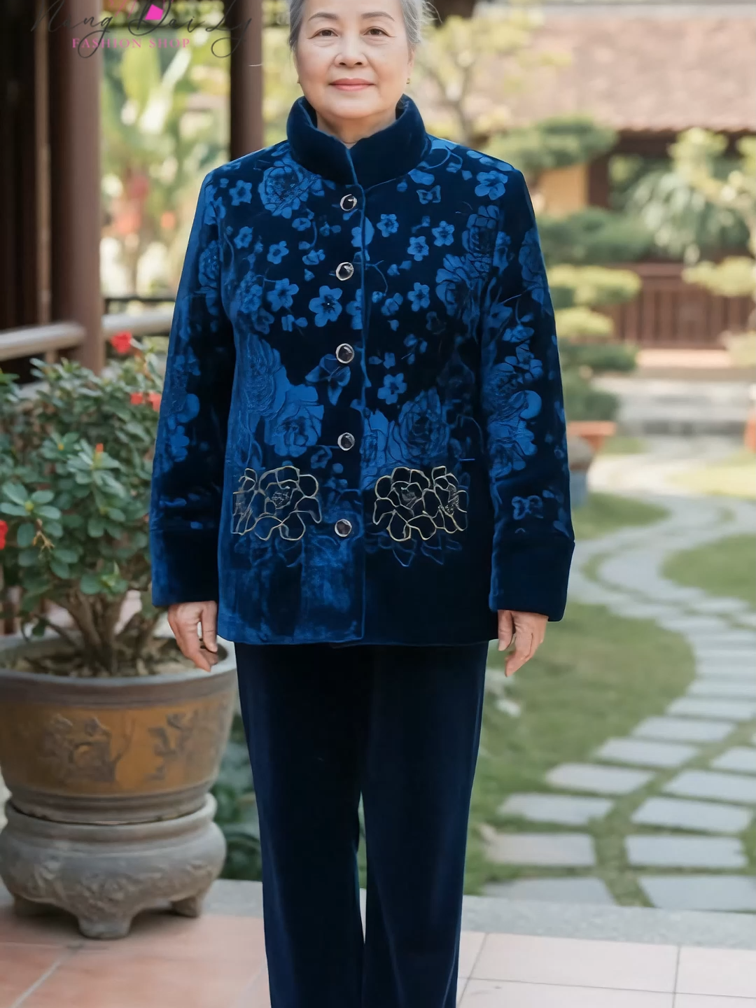 ✨ Áo khoác trung niên lót nỉ lông dày dặn – ấm áp, mềm mịn, giữ nhiệt cực tốt mùa thu đông. Thiết kế cổ cao, khuy cài chắc chắn, hoa văn sang trọng, tôn lên nét quý phái của mẹ và bà.#nangdaily #botrungnien #quatangmechong #bodotrungnien #quatangme #thoitrangtrungnien #BoLuaCaoCap #thoitrangmuadong #thoitrangthudong