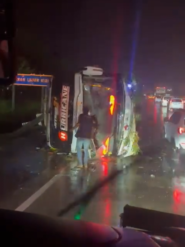 Bus Po Haryanto HM021 HURRICANE terguling di Tol Semarang - Batang di km 354 🥀🥀 #haryanto_mania #busmania #beritatiktok #fyp #foryou 