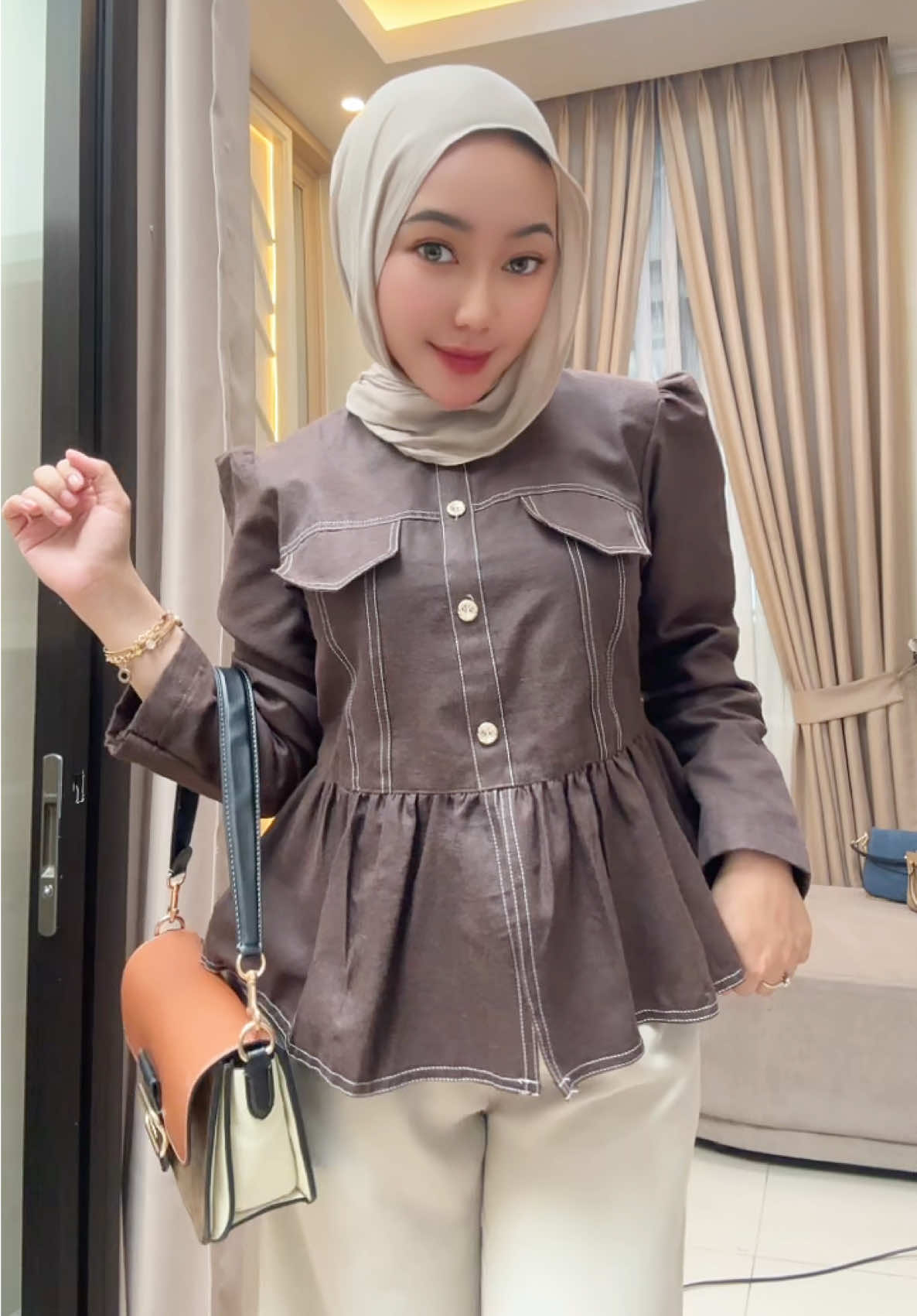 secantik ini ozara top warna brownies aaaaaah bikin top up ke kulit 🤎