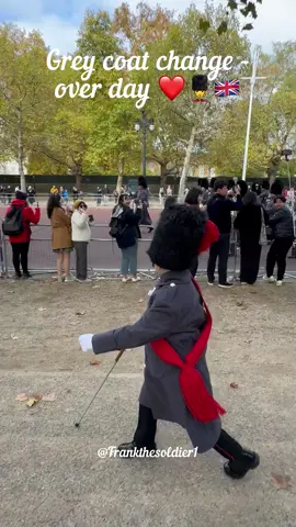 Frank on grey coat changeover day with the Irish guards band and Coldstream drum major ❤️💂🇬🇧 #kingsguard #coldstreamguards #irishguards #themall #sundayparade 