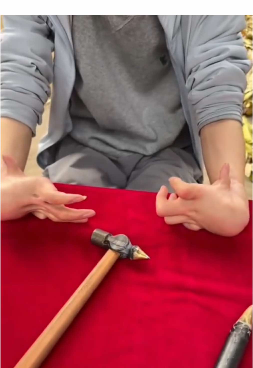 Shāoshāng Xiǎo Gē is a Chinese burn survivor who strikes colored glass thousands of times with a hammer and steel needle to create ultra realistic portraits. A truly unbelievable talent! Tag someone so they can enjoy this talent. #amazingstories #artist #heartwarming #fypage #viralvideo 