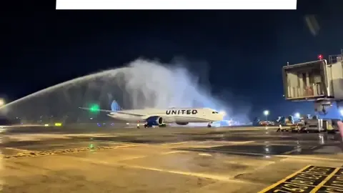 Xịt vòi rồng đón chào sự xuất hiện trở lại sau 10 năm của hãng United Airlines với tàu Boeing 787-9 Dreamliner Tại sân bay Tân Sơn Nhất , thanks bác @Nguyễn Phước Đôn  rất rất nhiều #haibeobavilivemaybay #maybay #haibeobavi #unitedairlinesb789 #unitedairlinestrolaitansonnhat 