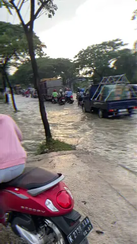 Esok esok sarapan banjir stay save teman” #banjirpati#pthwaseungindonesia #panturapati 