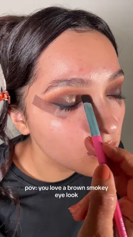 Raise your hands if you also love a brown smokey eye look 🙌 #brownsmokeyeye #BeautyTok #dallasmakeupartist @Juvia’s Place @makeupbymario 