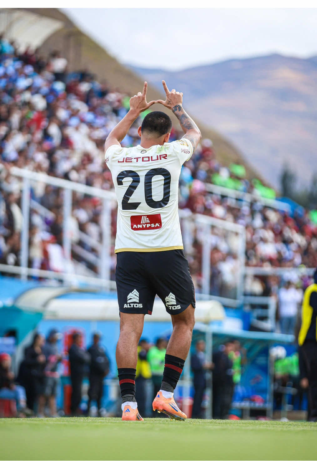 ADT vs Universitario | Alex Valera marcó el 2-1 ante ADT y le dio el triunfo a Universitario 💛 #Liga1 #ElADNdelHincha #fyp #sportstiktok #Universitario