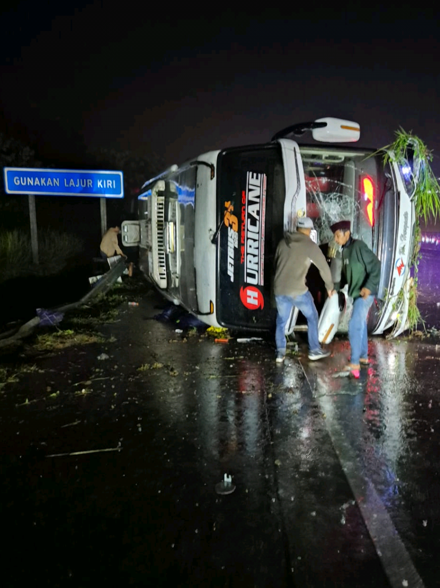 BUS PO.HARYANTO TERGULING DI TOL BATANG, 3 PENUMPANG WANITA MENINGGAL DUNIA‼️ _ _ _ BATANG - Armada bus PO Haryanto bernomor polisi B 7394 VGA, Minggu (26/10) malam mengalami kecelakaan tunggal di jalur tol Semarang - Batang, di kilometer 354 desa Karanggeneng kabupaten Batang. Bus yang berangkat dari Pati menuju Tangerang tersebut,  diduga tergelincir saat hujan deras, lalu terguling hingga menabrak pembatas jalan dan keluar jalur tol lalu terjatuh di parit.  _ _ _ Siti Zulaekha salah satu penumpang selamat mengaku kaget, karena saat kejadian dirinya tengah tidur terlelap.  Tiba-tiba, bus terguling beberapa kali, hingga akhirnya terhenti. Para penumpang yang sadar berusaha keluar dari bangkai bus, sementara lainnya dievakuasi petugas dibantu warga setempat.  _ _ _ Kapolres Batang, AKBP Edi Rahmat Mulyana melalui Kasat Lantas AKP Eka Hendra Ardiyansyah menyebutkan, dari hasil penyelidikan sementara diketahui, bus yang dikemudikan Ali Yudiyanto tersebut melaju dengan kecepatan tinggi saat kondisi hujan deras. Sehingga, armada yang berpenumpang 30 orang dan awak bus 3 orang tersebut mengalami aquaplaning dan hilang keseimbangan hingga akhirnya terjadi kecelakaan.  _ _ _ Akibat peristiwa ini, 3 orang penumpang meninggal dilokasi kejadian karena mengalami luka serius dibagian kepala. Sementara, belasan lainnya harus mendapat perawatan di RSUD Kalisari sebanyak 2 orang, dan RS Qim 10 orang. Minggu malam, 26 Oktober 2025. selengkapnya di YouTube 👇 🎥 Sonnyjohnbmc . . . . . 📌 Trie Tanpa Kucir #Busharyantoterguling #TolBatang #Buspoharyantoterguling #Km354 #BusharyantotergulingditolBatang 