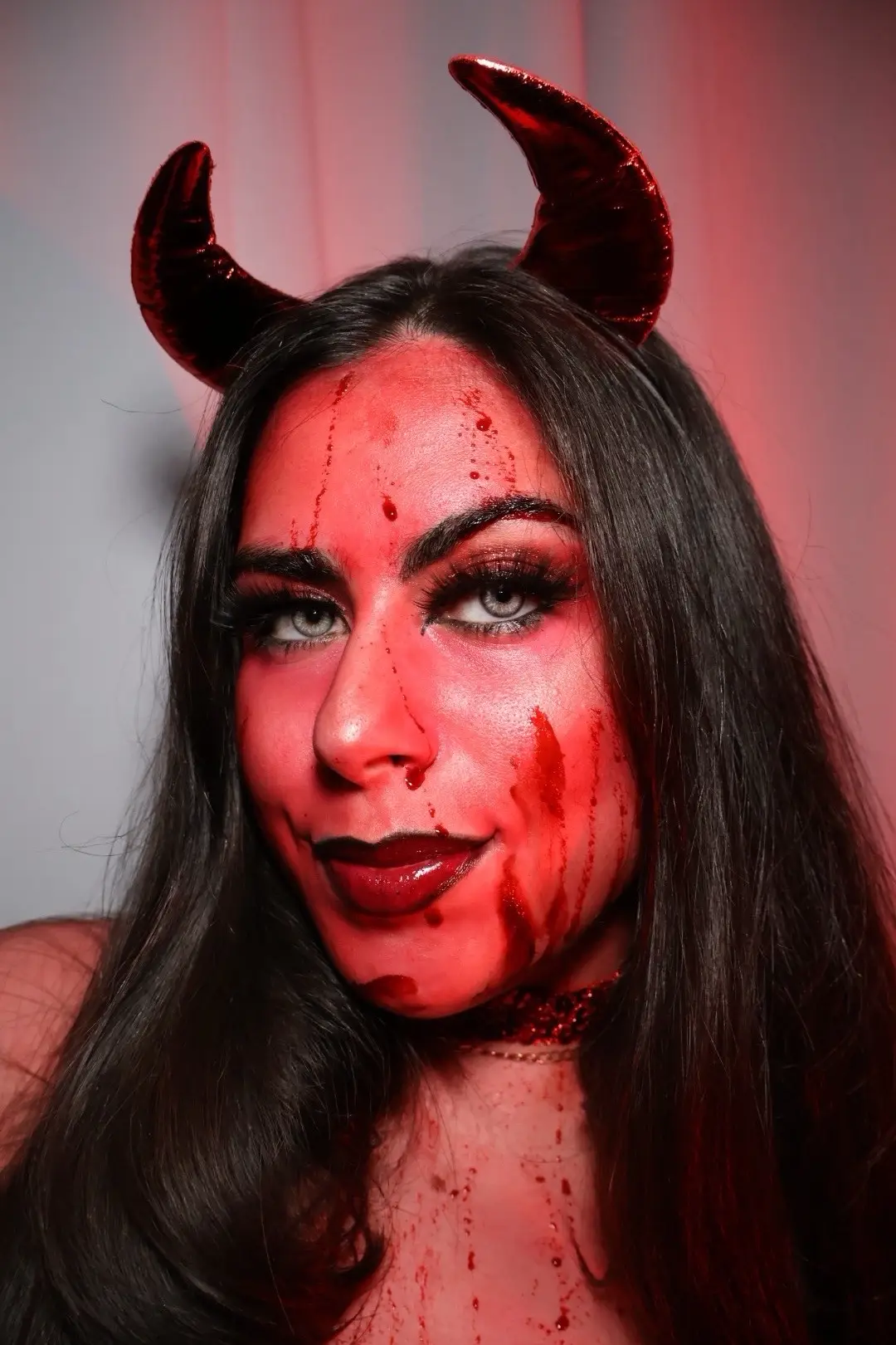 My camera and I have a deal: she never fails me, and I never fail her 😈📸 Mi cámara y yo tenemos un trato: ella no me falla y yo tampoco 😈📷✨🎀 #HalloweenMakeup #transitionviraltiktokvideo🥵 #MakeupTransformation #SpookySeason     