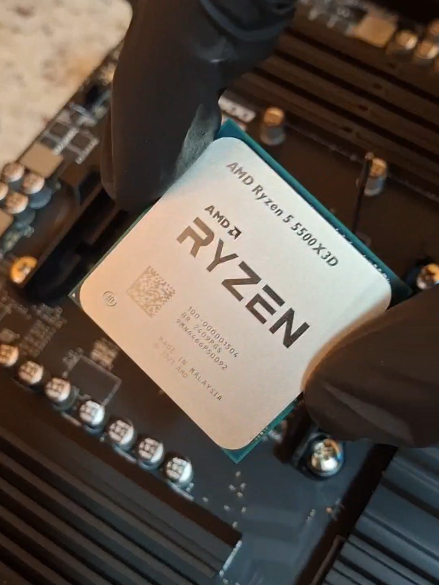 Montagem de respeito pra quem busca desempenho e estilo 🔥💻 Ryzen 5 5500X3D, 32GB Fury, RX 7600 Challenger e um watercooler 360mm pra manter tudo no frio e no brilho com ARGB 😎 Setup equilibrado, rápido e pronto pra qualquer game! 💥 Curtiu o resultado? Então siga nosso perfil pra ver mais builds insanas! ⚡ #ryzen #pcbuilding #pcbuildpc #pcbuilder #fyp 