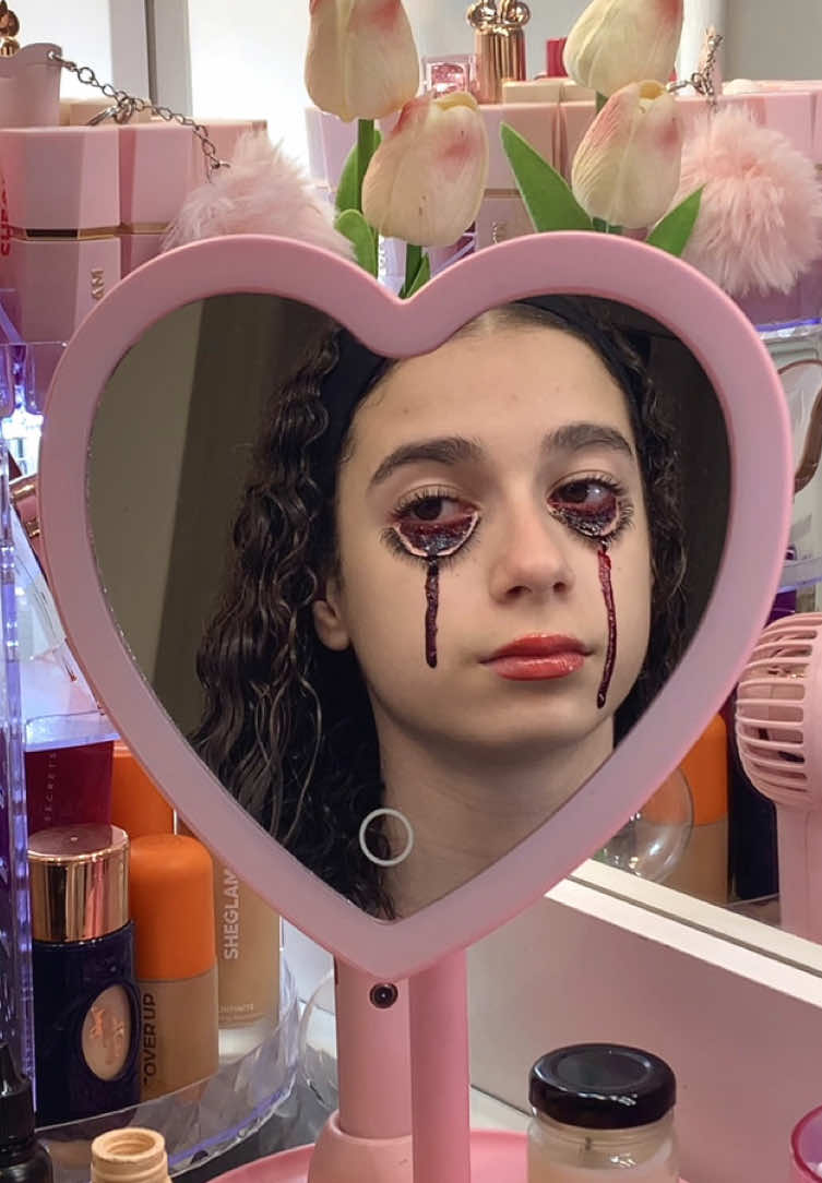 Ocean eyes + Halloween 🎃  #halloween #makeuptutorial #makeup #sanguefalso #halloweenmakeup 