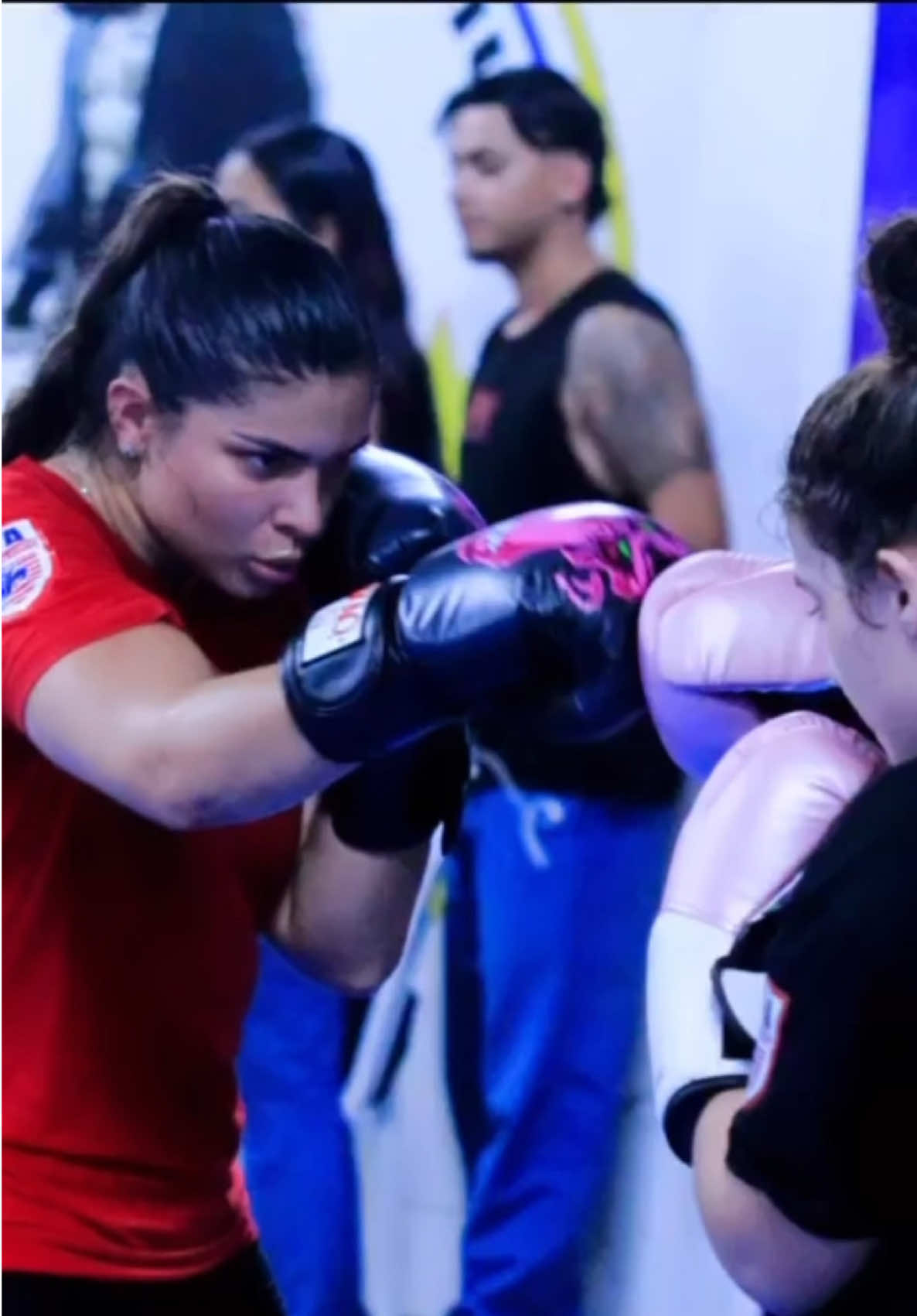 Un día quise ver hasta donde me podía llevar mi disciplina. Me enamoré de un deporte y quise llevarlo más allá de un entreno cualquiera. Sufrí, lloré, pedí fuerzas a Dios para aguantar esa preparación, porque para mí rendirme nunca fue una opción. Me demostré que soy capaz de lograr todo lo que me proponga no importando qué tan duro pueda ser. Bajé 11 kilos en un mes. Si, solo tuve un mes para prepararme y el final… bueno, la victoria nos acompañó. Ese día lloré porque le dije a mi niña interior que ya tenía cómo protegerla. 