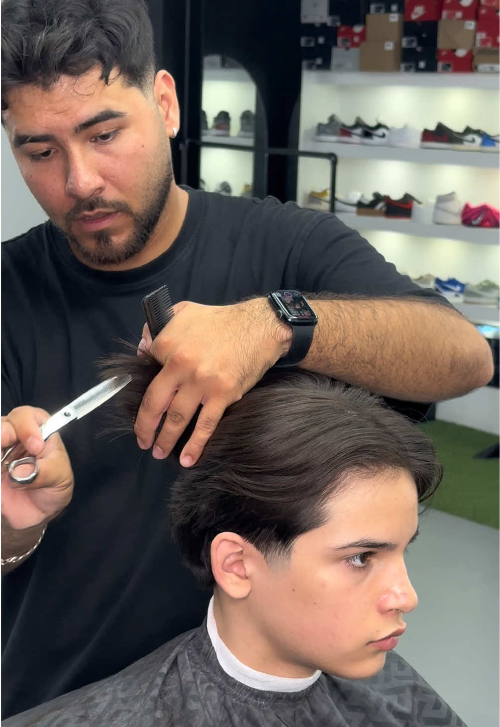 Corte en capas con textura y Taper 💈 Con tijeras de entresacar generamos bastante desorden con armonía (textura) para generar capas en toda la Sección lateral y superior ✅ Follo me ✅ Citas en mi Instagram ✅ Ubicado en plaza piedra y barro vía rápida Tijuana 📍 . . . #barber #tijuana #barberia #barbershop #paratí 