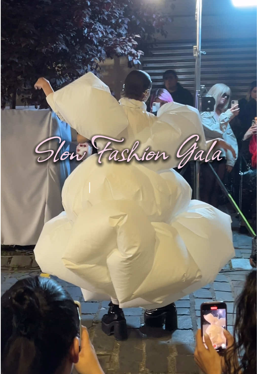 Recap del desfile de Slow fashion!! Ayyy mi ubicación no fue la mejor porque llegue tarde, pero estoy tan feliz de haber visto todo y la pase demasiado bien, amo estas instacias PORFA SIGAN INVITANDOME A EVENTOS!!! #fashionblog #blogdemoda #slowfashion #Runway #modachile moda y diseño chileno en Santiago, diseño experimental, diseño de autor, microinfluencer de moda