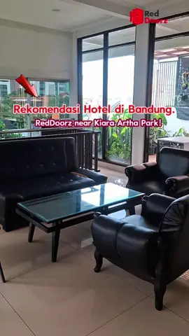 RedTravelers, udah pernah nginep di sini belum? 😍 RedDoorz near Kiara Artha Park jadi pilihan pas buat kamu yang cari penginapan bersih, aman, dan nyaman, tapi tetap terjangkau banget! Lokasinya strategis deket banget sama Kiara Artha Park, tempat wisata dan kuliner hits kayak Mang Engking   Saatnya #bukasemuapintu  menuju liburan hemat dan nyaman bareng #reddoorz  #redtravelers  📍 RedDoorz near Kiara Artha Park   Jl. Atlas Raya, Babakan Surabaya, Bandung @reddoorzid 