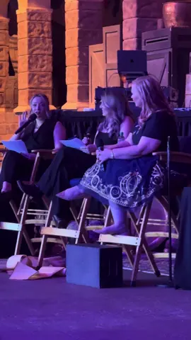 I NEED BOOK FOUR NOW. Rebecca Yarros at Disney, 2025.  #BookTok #fourthwing #rebeccayarros #onyxstormtheories #disney 