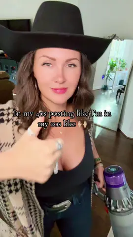 But why am I vacuuming #20 #30 #40 #50 #MomsofTikTok why’d I keep my thumbs up for so long 🤣🙌🏼