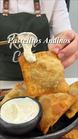 PASTELITOS ANDINOS😮‍💨🤤 💡Ingredientes:  🧡Para la masa:  500gr de harina de trigo 180gr de agua 50gr de aceite  30gr de azúcar  10gr de sal  Masa por 10 min aproximadamente  🧡Para el relleno:  1 cebolla blanca  1/2 pimentón  2 dientes de ajo  2 ramas de cebolla larga  Cilantro Achiote en polvo  Sal  500gr de carne molida  300gr de arroz  Guarda y comparte♥️🤲🏻 . #recetas #Receta #pastelitos #cocina #food 