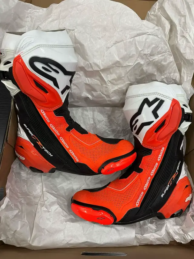 Alpinestars Supertech R — legit MotoGP boots, boss! 💥 Lightweight, comfy, at pang track talaga! Limited sizes only, PM mo na bago maubos!  Photo 1 — Size 40 — Price 26,992 Photo 2 — Size 41 — Price 28,840 Photo 3 — Size 40 — Price 26,740 Photo 4 — Size 43 — Price 26,740 Photo 5 — Size 44 — Price 29,512 Photo 6 — Size 41 — Price 27,580 Photo 7 — Size 42 — Price 27,832 🏍️🔥 #Alpinestars #RacingBoots #MotovlogPH #RideWithStyle#bigbikephilippines 