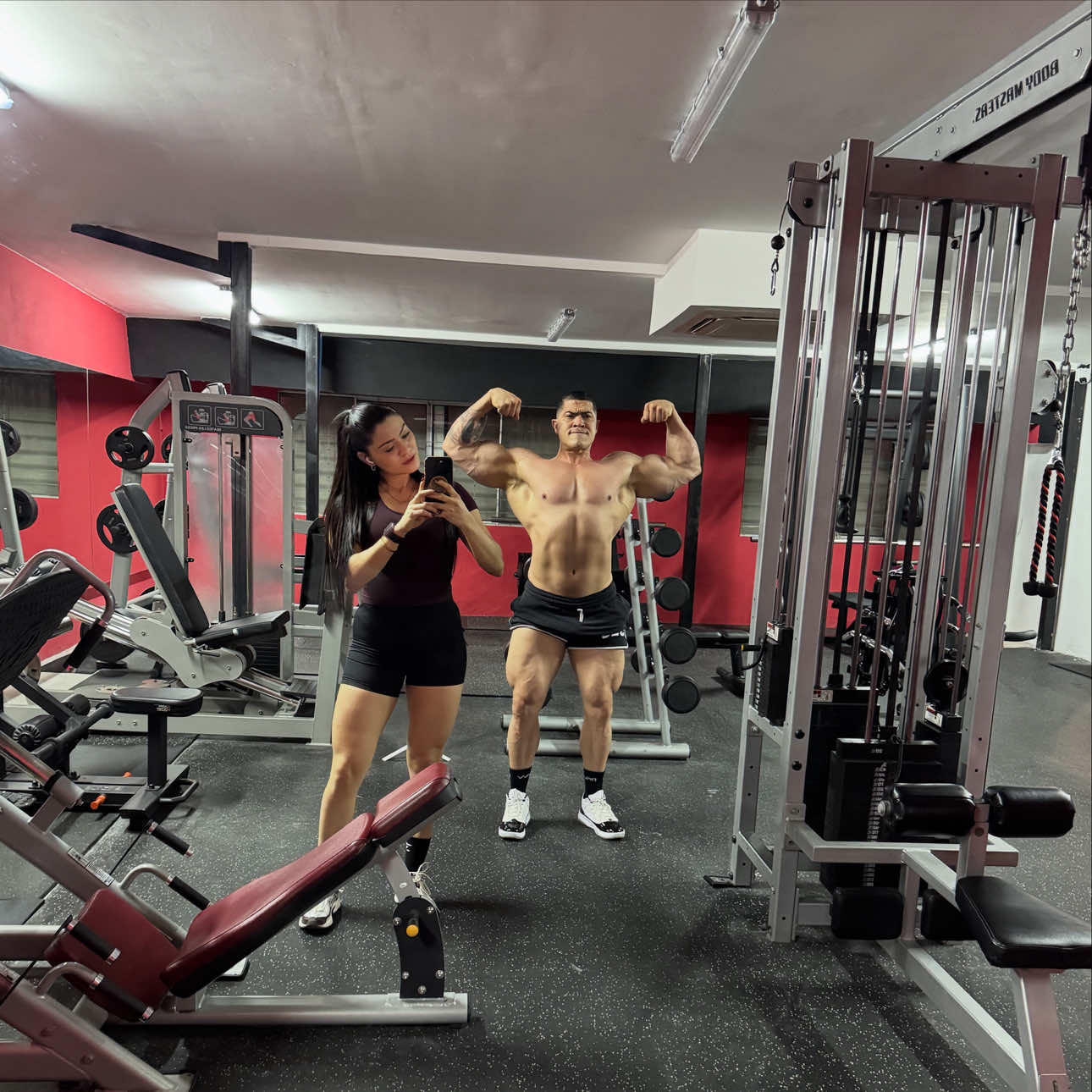 Juntos en todo: en el gym, en la vida y en los negocios. Somos una pareja que entrena, sueña y trabaja por sus metas. El éxito se construye con disciplina, amor y un mismo propósito. #PowerCouple #ParejaFit #EmpresariosFitness #TeamWork #FitnessLife 