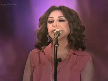 في أغنية “بحبك وحشتيني”, تُقدّم أنغام مشاعر امرأة أنهكها الصمت، وتعبت من انتظار الكلمات التي لم تُقال. هي لا تُعاتب حبيبها بصوتٍ غاضب، بل بصوتٍ مليء بالشوق والرغبة في أن يتعلّم كيف يُعبّر، كيف يقول ما في قلبه دون خوف، كيف يُقدّر الحب كما تستحقه هي. حين تقول: “بحبك وحشتيني، أنا آسف على التأخير، مليش بعدك يا نور عيني، حاجات لازم تقولها كتير”, فهي لا تقولها عنه، بل تقولها نيابةً عنه. كأنها تُلقّنه الدرس، تُعلّمه اللغة التي غابت عن لسانه طويلاً — لغة المشاعر. هي لا تطلب الهدايا ولا الوعود، كل ما تريده هو كلمات صادقة تُشعرها بأنها ما زالت تعني له شيئًا. في هذه الأغنية، أنغام تمثل كل امرأة تشعر أن حبيبها يحبها، لكن لا يعرف كيف يقولها، لا يعرف أن الكلمة الصادقة قد تُنقذ علاقة من الانطفاء. هي تقول له من خلال الغناء: “تعال، تعلّم، قلها لي بصوتك، أنا محتاجة أسمعها منك.” فالحب لا يكتمل إلا إذا نُطق، لأن الصمت الطويل يجعل حتى أجمل المشاعر تموت ببطء هي تقول لحبيبها: “قلها… حتى لو تأخرت، قلها، فالكلمة التي تأتي من القلب لا تفقد معناها أبدًا.” كأنها تعلمه كيف يكون حنونًا، وكيف يعترف، وكيف لا يدع الكبرياء يفسد لحظة كان يمكن أن تكون بداية جديدة. الأغنية تلمس قلوبنا لأننا جميعًا مررنا بهذه الحالة — نحب بصدق، لكننا نتمنى لو أن الطرف الآخر قالها بصوتٍ عالٍ، لو عبّر كما نحس نحن. وفي النهاية، تبقى أنغام بصوتها الدافئ تُعلّمنا أن الكلمة الجميلة قادرة على مداواة كل الجراح، وأن الحب الذي يُقال بصدق لا يحتاج إلى موسيقى ليُصبح أجمل لحن في الحياة #أنغام_عشق_لاينتهي #egypt #explore #s#stitch 