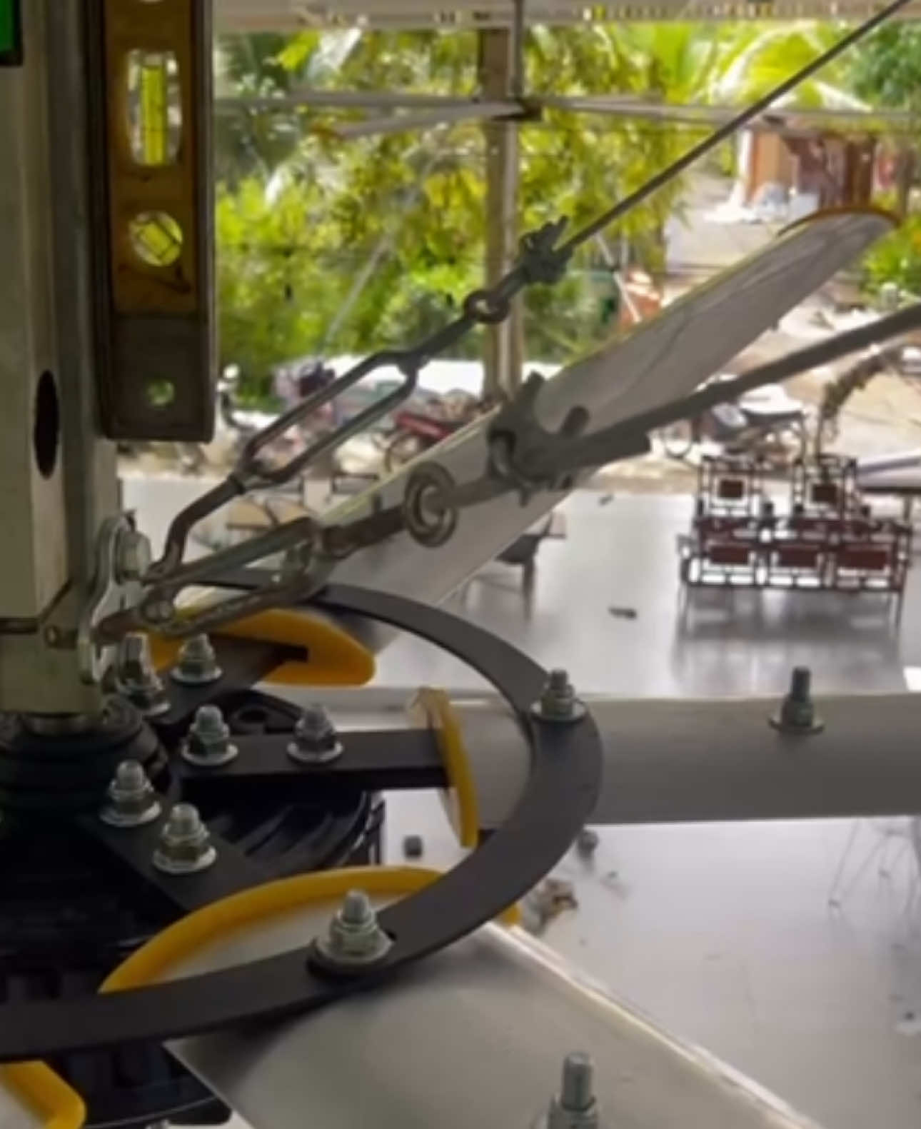 Thi công lắp đặt trần công nghiệp cánh dài 7.3m cho quán nước có mái che đây các bác!!  #quattrancongnghiepcanhdai #quattrancongnnghiepcanhlon #quattrancongnghiep #quattrancanhdai #quattrancongnghiepluckysun #dienmaylucky 