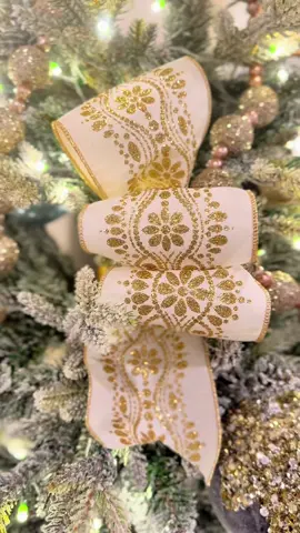 Looking for a fun and different way to add ribbon to your tree this year? 🎀 Here’s a simple and creative way to make your tree stand out — it’s easy, unique, and totally beautiful! ✨
