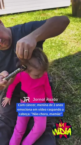 TUDO VAI DAR CERTO🙏🏼 Em meio à luta contra um câncer raro, a pequena Luiza, de apenas dois anos, emocionou à todos ao consolar a própria mãe durante o momento em que teve a cabeça raspada. Enquanto o pai cortava os fios, Rafaela Kohl tentava conter as lágrimas, mas foi surpreendida com a doçura da filha: 