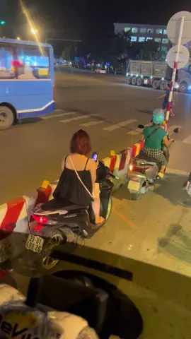 Có những lúc chỉ muốn đèn đỏ mãi😂😂