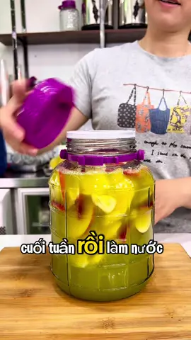 🍍 ENZYME TRÁI CÂY – THAY THẾ NƯỚC NGỌT CÔNG NGHIỆP Chỉ cần vài lát dứa, táo, dâu tây cùng ít đường mía vàng, sau 2-3 ngày bạn sẽ có ngay một loại nước uống có gas tự nhiên – chua thanh – mát lành, thay thế hoàn hảo cho nước ngọt công nghiệp. 💛 Enzyme là gì? Là kết quả của quá trình lên men tự nhiên, nơi các vi sinh vật “ăn đường” và tạo ra enzyme, axit hữu cơ và lợi khuẩn có lợi cho hệ tiêu hoá. Chính vì enzyme ăn đường, nên sau khi lên men xong, lượng đường còn lại trong nước rất thấp – uống ngon mà không lo ngọt hay tăng cân. ✨ Lợi ích: 	•	Giúp tiêu hoá tốt, giảm đầy hơi – táo bón. 	•	Hỗ trợ đào thải độc, đẹp da, giữ dáng. 	•	Bổ sung lợi khuẩn, tăng đề kháng tự nhiên. Uống 1 ly mỗi ngày – cơ thể khoẻ hơn, làn da sáng hơn và năng lượng tự nhiên tràn đầy 🌿 #EnzymeTráiCây #NướcUốngLênMen #ThayThếNướcNgọt #ĐẹpDaGiữDáng #HoangXuanThyFoods