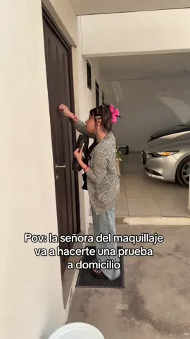 Mi mamá alguna vez trabajo de esto, les entregaban un maletín con muestras bien padres 🫶😂 #makeup #humor #maquillista #makeupartist #comediaenespañol  