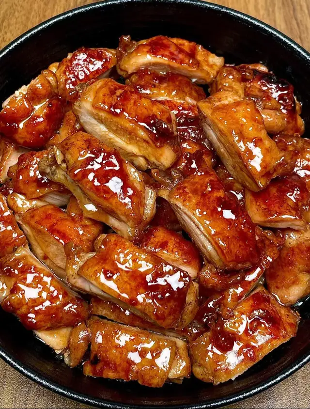 👩‍🍳 Ingredients (Tip: Juicy, caramelized, and ready in 20 minutes — perfect after work!) 	•	Boneless chicken thighs 	•	Ginger, scallions 	•	Cooking wine 	•	Light soy sauce 	•	Oyster sauce 	•	Dark soy sauce (a little) 	•	Honey 	•	Salt, black pepper 📝 Steps 	1.	Marinate chicken with cooking wine, salt, black pepper, and ginger for 20 min. 	2.	Mix sauce: soy sauce, oyster sauce, honey, dark soy, and a bit of water. 	3.	Pan-sear chicken (skin side down) on medium heat until golden brown. 	4.	Pour in the sauce, simmer until thick and glossy. 	5.	Slice and serve with hot rice — irresistible! 🍚✨ Crispy outside, juicy inside, coated with sweet honey glaze — tastes better than takeout and done in 20 minutes! 💛 💛 Follow for more easy awesome food 💛 👉 Tell me in the comments what dish you want me to try next!  #ChickenRecipe #HoneySoyChicken #QuickDinner #FoodTok #AsianFood  