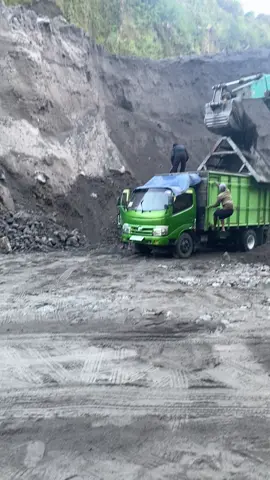Sabarr  #fypシ #viral #magelang24jam #tambangmerapi #srumbungmagelang #operator_excavator #excavator #tambangpasir #sopirtruck #ngori 
