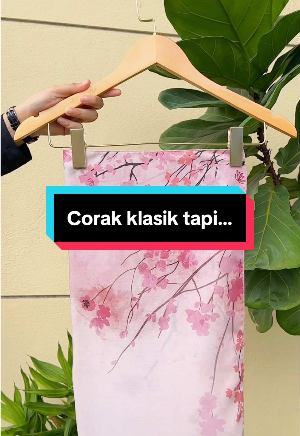 Corak klasik tapi diberi sentuhan moden.  Hasilnya? Wow… perfect 😍💋 #bawal #premiumcotton #fyp #tudungprinted 